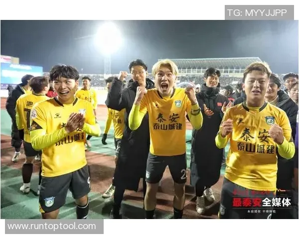 利物浦官网仅放萨拉赫抢圈训练图，未展示其与队友拥抱镜头